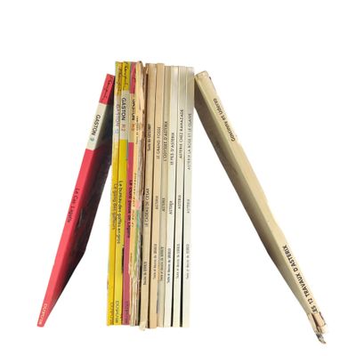 une pile de livres d'où dépasse un crayon