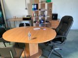 des tables et des chaises dans une pièce équipée d'une étagère et d'une bibliothèque