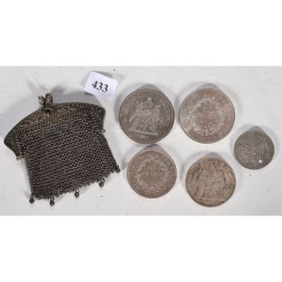 un lot composé de cinq pièces d'argent et d'un porte-monnaie à chaîne