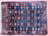 un tapis bleu et rouge sur fond rose