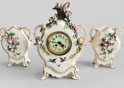 trois horloges posées les unes à côté des autres sur une table