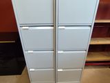 une armoire haute avec quatre tiroirs au milieu