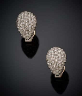 une paire de boucles d'oreilles à clip en diamants, signée Cartier