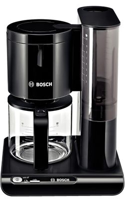 La cafetière est noire et est équipée d'un récipient en verre.