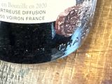 une bouteille de vin posée sur une table