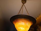 une lampe suspendue au plafond de la pièce