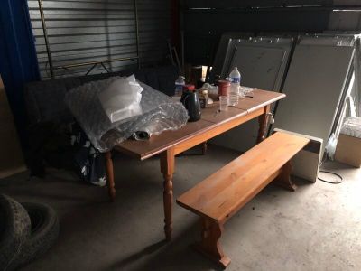 une table en bois avec un banc au milieu d'une pièce