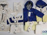 beaucoup de vêtements pour bébés posés sur une table