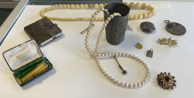 Petit lot de bijoux fantaisie, un fume-cigarette en ambre et bague en  - Photo 1