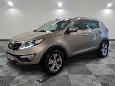 Le SUV argenté est garé sur un sol en carrelage à damier.