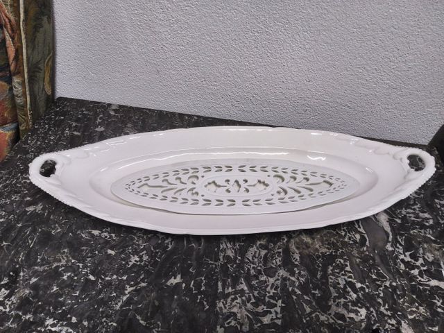 Plat à poisson en porcelaine blanche, avec grille. Largeur 75 cm