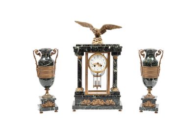 une photo représentant une horloge et deux vases sur fond blanc
