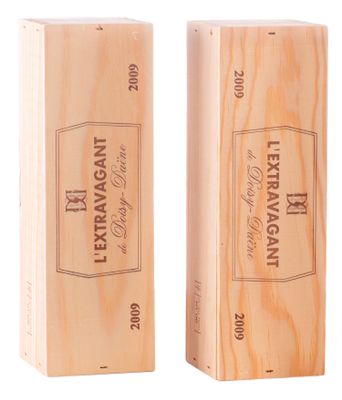 deux caisses à vin en bois, ornées d'étiquettes, posées l'une à côté de l'autre
