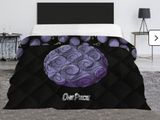 un lit recouvert d'une couette noire et violette