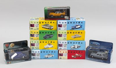 une multitude de modèles différents de voitures et de camions entassés les uns sur les autres