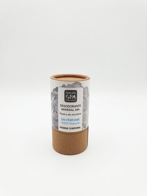 un gros plan d'une tasse avec un couvercle marron sur fond blanc