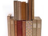 plusieurs livres sont empilés sur une surface blanche