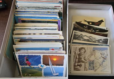 beaucoup de livres dans une boîte sur la table
