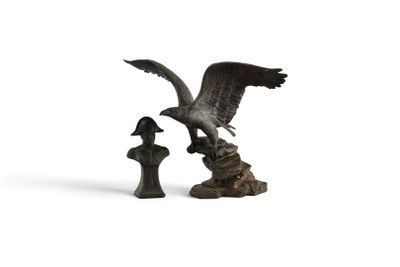 une image représentant une statue d'oiseau posée sur un rocher, à côté d'une statue de femme