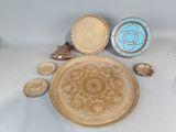 une table sur laquelle se trouvent beaucoup d'assiettes et de bols