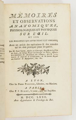 un livre ouvert sur lequel figure l'image en noir et blanc d'un oiseau