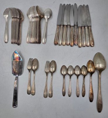 un grand nombre de cuillères et de fourchettes disposées sur une table