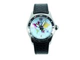 une montre sur laquelle est représenté un papillon