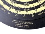 un gros plan d'une calculatrice posée sur une surface blanche