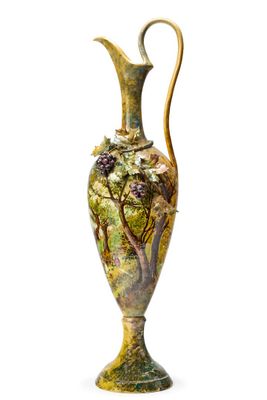 un vase posé sur une surface blanche