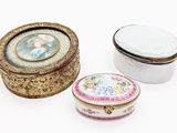 trois boîtes posées les unes à côté des autres sur une surface blanche