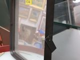 une photo d'un miroir posé sur une table