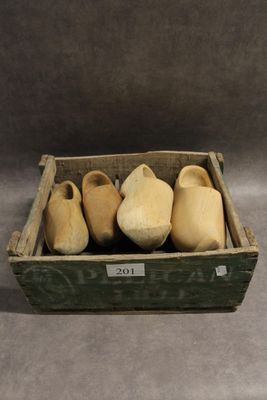 une boîte en bois remplie de différents types de vases