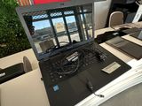 un ordinateur portable posé sur le bureau d'une entreprise