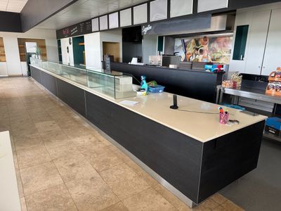 un long comptoir avec une vitrine au milieu de la pièce