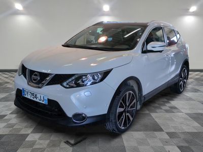 une Nissan QX-V blanche garée sur un sol à damier