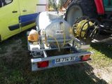 un tracteur équipé d'un réservoir à l'arrière