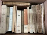 une boîte remplie de vieux livres posée sur une table