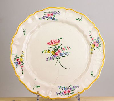 ITALIE. Assiette en faïence à décor floral polychrome.