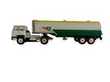 un camion miniature muni d'un réservoir de carburant à l'arrière