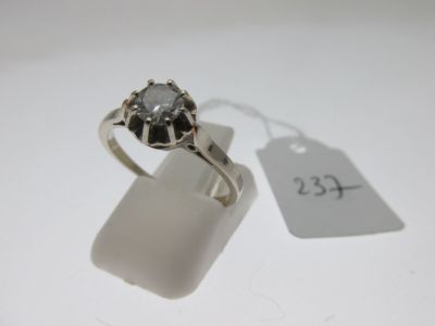 bague en argent avec une pierre noire et une étiquette de prix sur un fond blanc