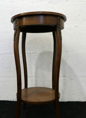 l'image d'une table en bois surmontée d'une étagère