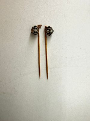 deux paires de baguettes posées l'une à côté de l'autre sur une surface blanche
