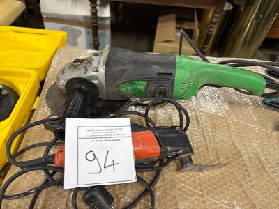 une photo d'une ponceuse filaire et d'autres outils posés sur une table