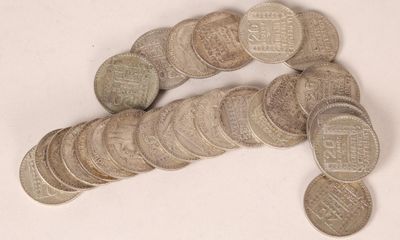 une pile de pièces d'argent sur une surface blanche