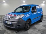 la camionnette bleue est garée sur le sol en damier d'un garage