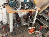 de nombreux outils qui traînent sur une table dans le garage
