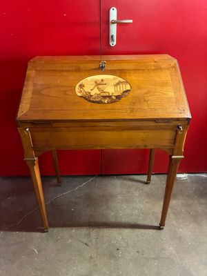 une petite table en bois sur laquelle se trouve un évier