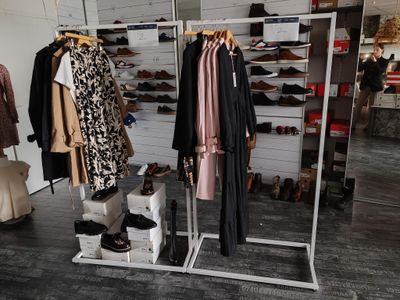 SUR DÉSIGNATION Petit mobilier de présentation comprenant : …