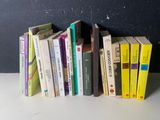 un grand nombre de livres posés sur une table