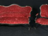 deux chaises rouges et un canapé rouge sur fond noir